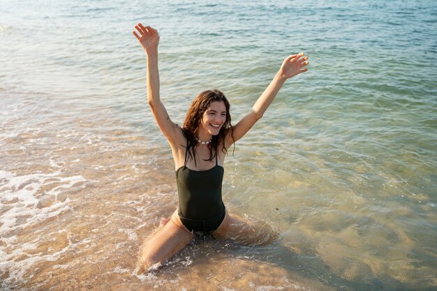 Jonge vrouw geniet van de zomer