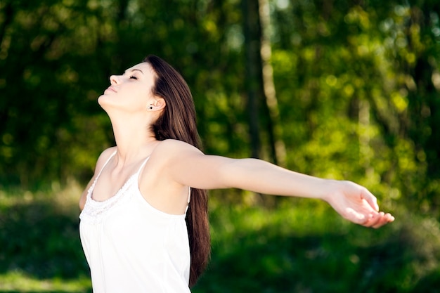 jonge vrouw genieten van de zomer in een park