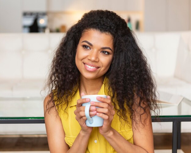 Jonge vrouw genieten van een kopje koffie