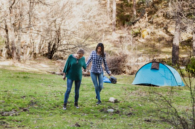 Jonge vrouw hand in hand wandelen in het veld