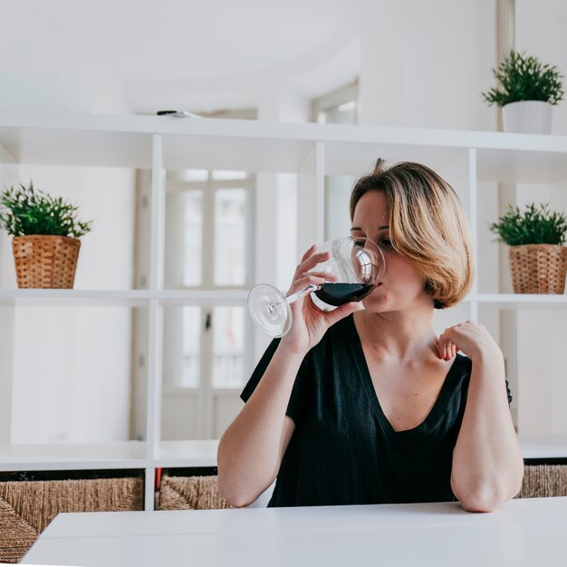 Jonge vrouw het drinken wijn