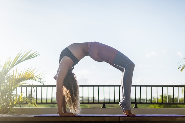 Jonge vrouw het praktizeren yoga