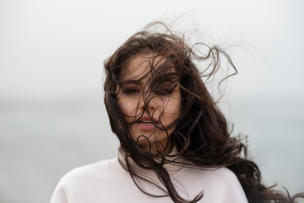 Gratis foto jonge vrouw in de natuur