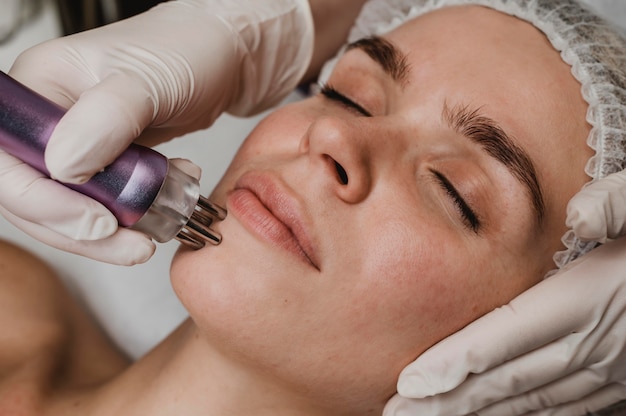 Jonge vrouw in de spa met een cosmetische behandeling