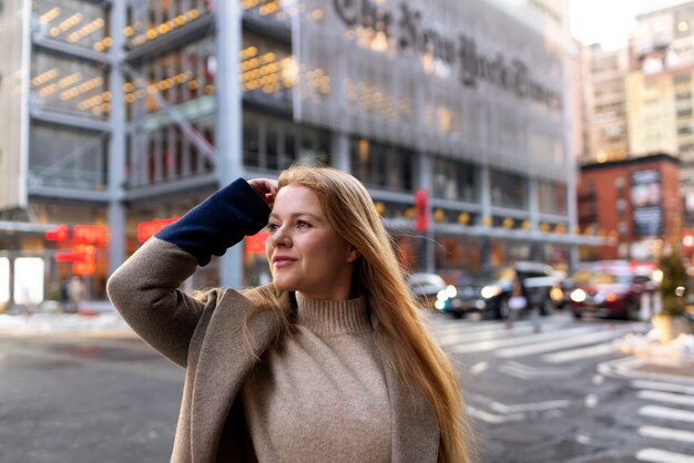 Jonge vrouw in de stad van New York overdag