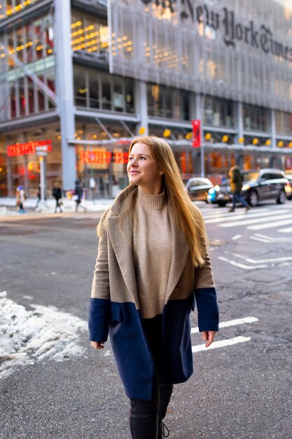 Jonge vrouw in de stad van New York overdag