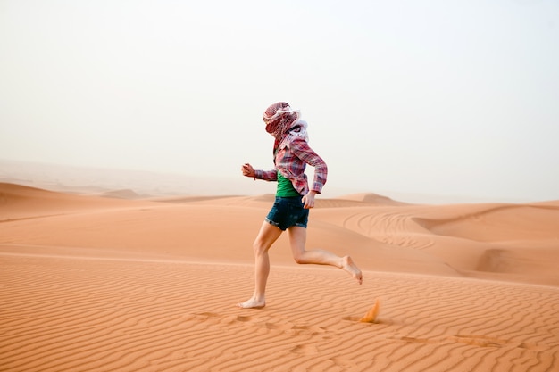 Gratis foto jonge vrouw in de woestijn