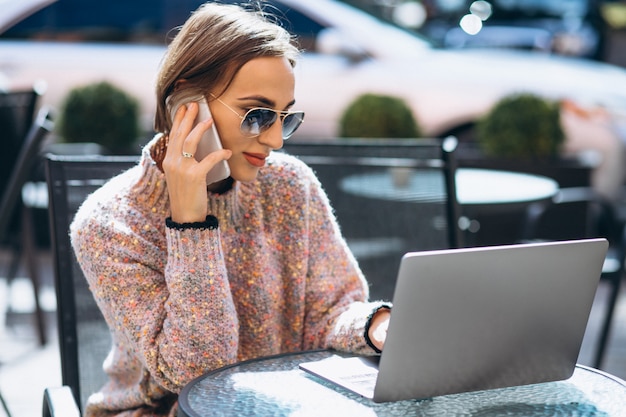 Gratis foto jonge vrouw in een café met behulp van laptop