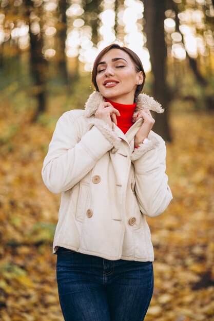 Jonge vrouw in een de herfstpark