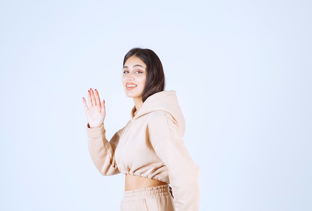 Jonge vrouw in een roze hoodie die een marathon loopt