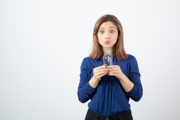 Jonge vrouw in het blauwe water van de blouseholding