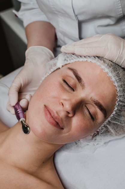 Jonge vrouw in het wellnesscentrum met een huidbehandeling