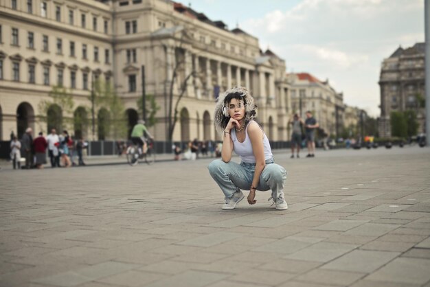 jonge vrouw in poseren op een plein