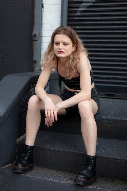 Jonge vrouw in punkkleding buitenshuis