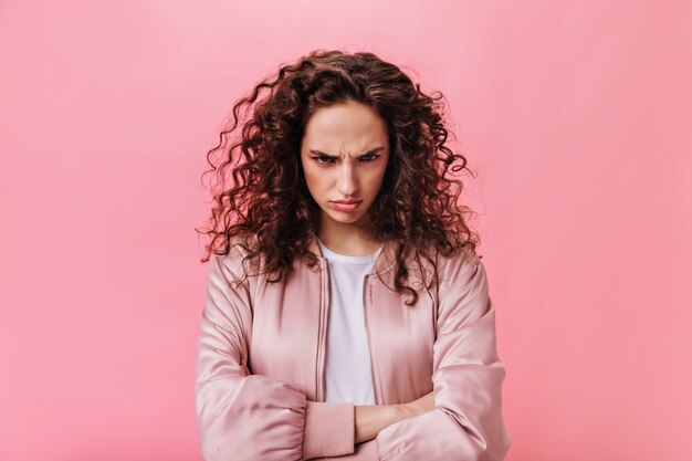 Jonge vrouw in roze jasje mokkend op geïsoleerde achtergrond