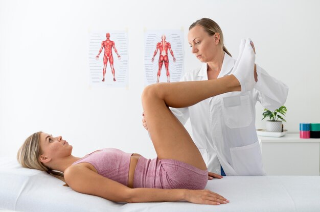 Jonge vrouw in sportkleding die een oefening oefent in een fysiotherapiesessie