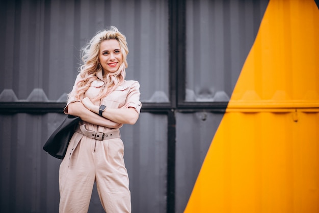 Jonge vrouw in trendy roze overall