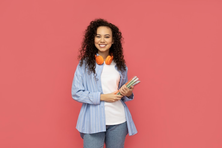 Gratis Foto jonge vrouw in vrijetijdskleding op roze achtergrond