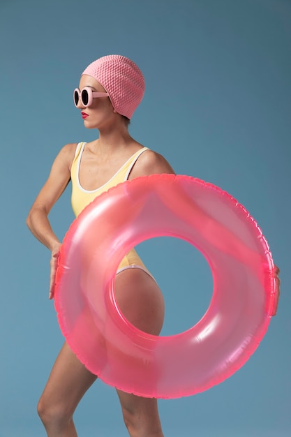 Jonge vrouw in zwempak met een zwemmende ring