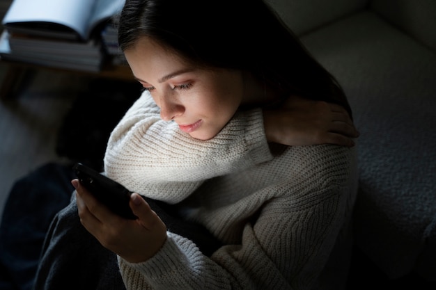 Jonge vrouw kijkt naar een video met haar smartphone