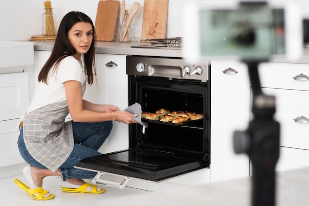 Jonge vrouw koken voor een video