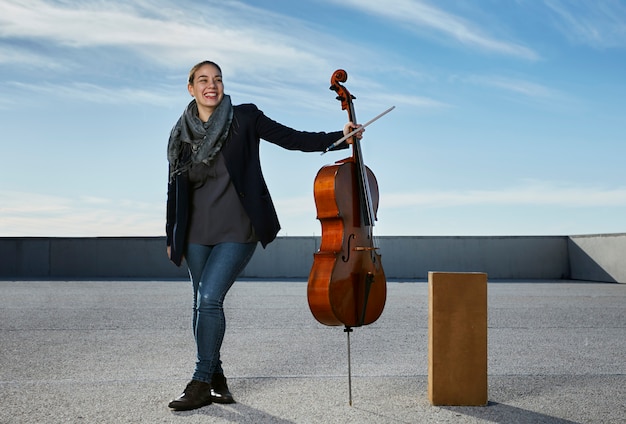 Jonge vrouw lachen blij met haar instrument