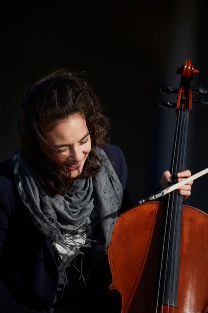 jonge vrouw lachen blij met haar instrument