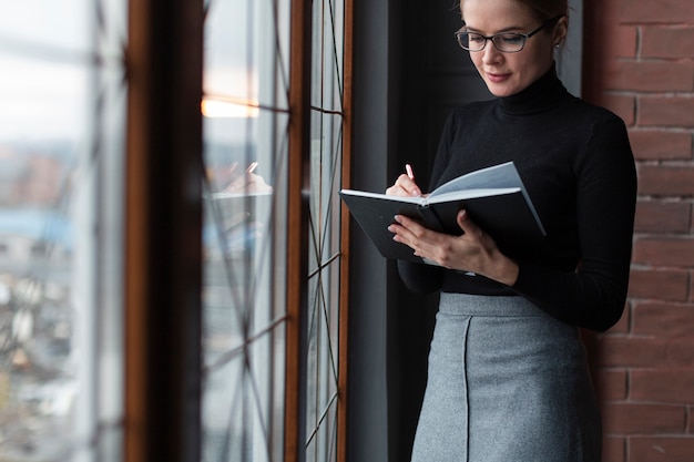 Jonge vrouw leest tijdschrift