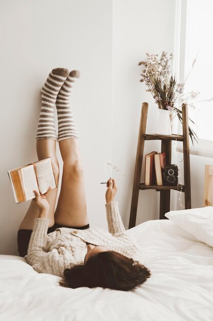 Jonge vrouw lezen in een stijlvolle kamer