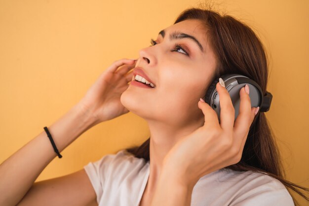 Jonge vrouw luisteren muziek met koptelefoon.