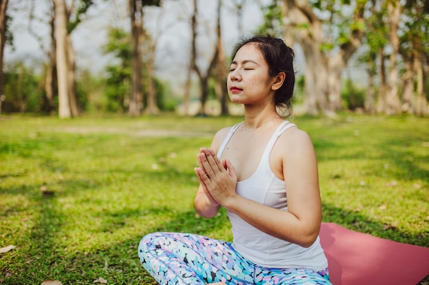 Gratis foto jonge vrouw mediteren op een zonnige dag