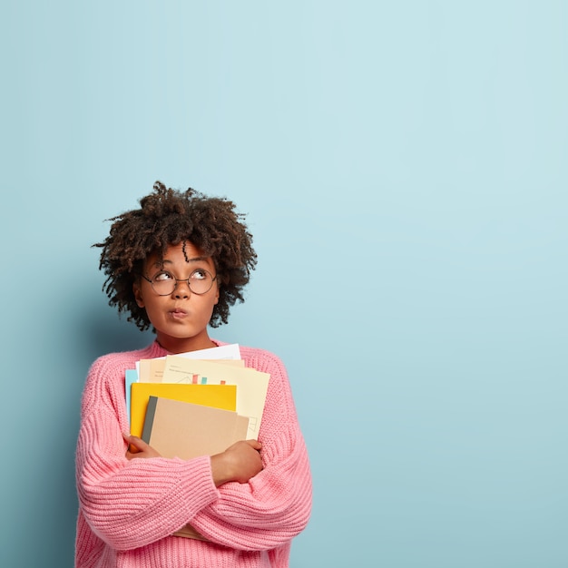 Jonge vrouw met afro kapsel trui dragen