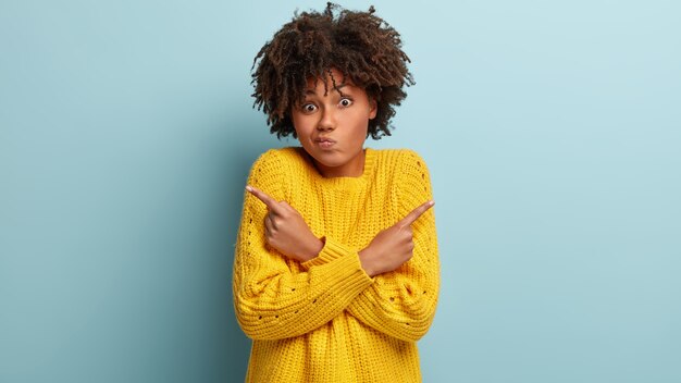 Jonge vrouw met Afro kapsel trui dragen