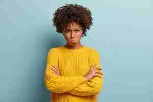 Gratis foto jonge vrouw met afro kapsel trui dragen
