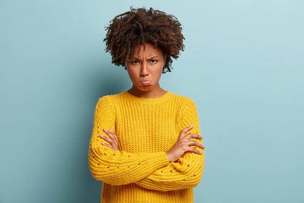 Jonge vrouw met Afro kapsel trui dragen