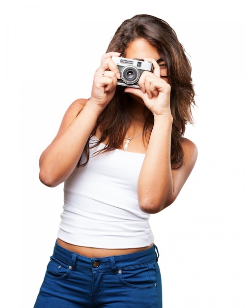 Jonge vrouw met behulp van haar uitstekende camera