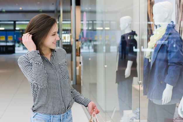 Gratis foto jonge vrouw met boodschappentassen