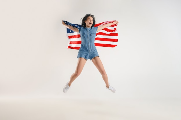 Jonge vrouw met de vlag van de verenigde staten van amerika