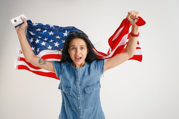 Jonge vrouw met de vlag van de Verenigde Staten van Amerika