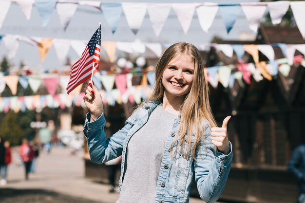 Jonge vrouw met de vlag van de VS op festival