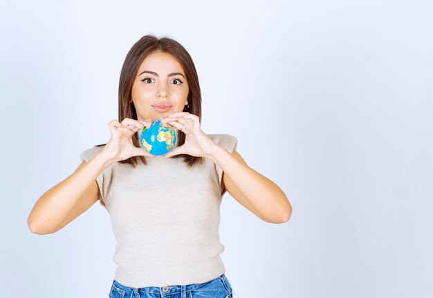 Jonge vrouw met een Earth globe-bal