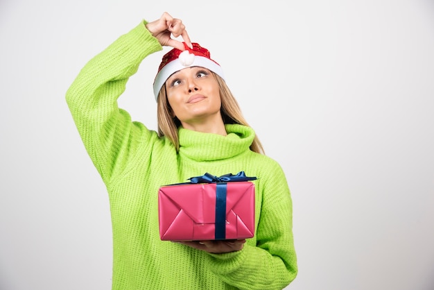 Jonge vrouw met een feestelijk kerstcadeau.