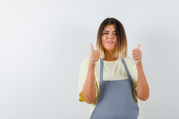 Jonge vrouw met een goed handgebaar op witte achtergrond