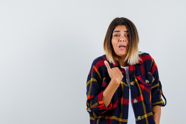 Jonge vrouw met een goed handteken op witte achtergrond