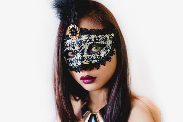 Jonge vrouw met een grijze Venetiaans masker