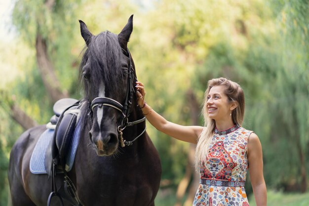 Jonge vrouw met een paard