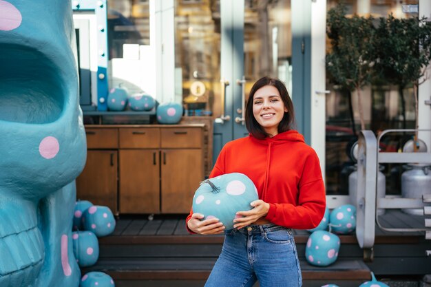 Jonge vrouw met een sierlijke pompoen