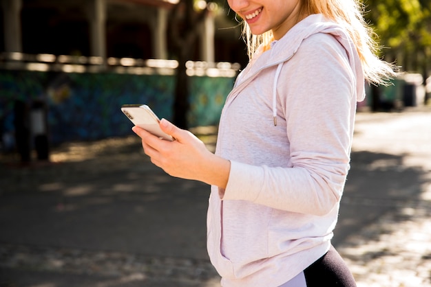 Gratis foto jonge vrouw met een smartphone