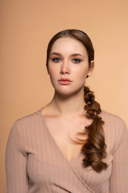 Gratis foto jonge vrouw met een trendy kapsel