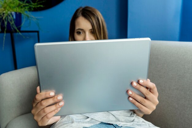 Jonge vrouw met een videoconferentie